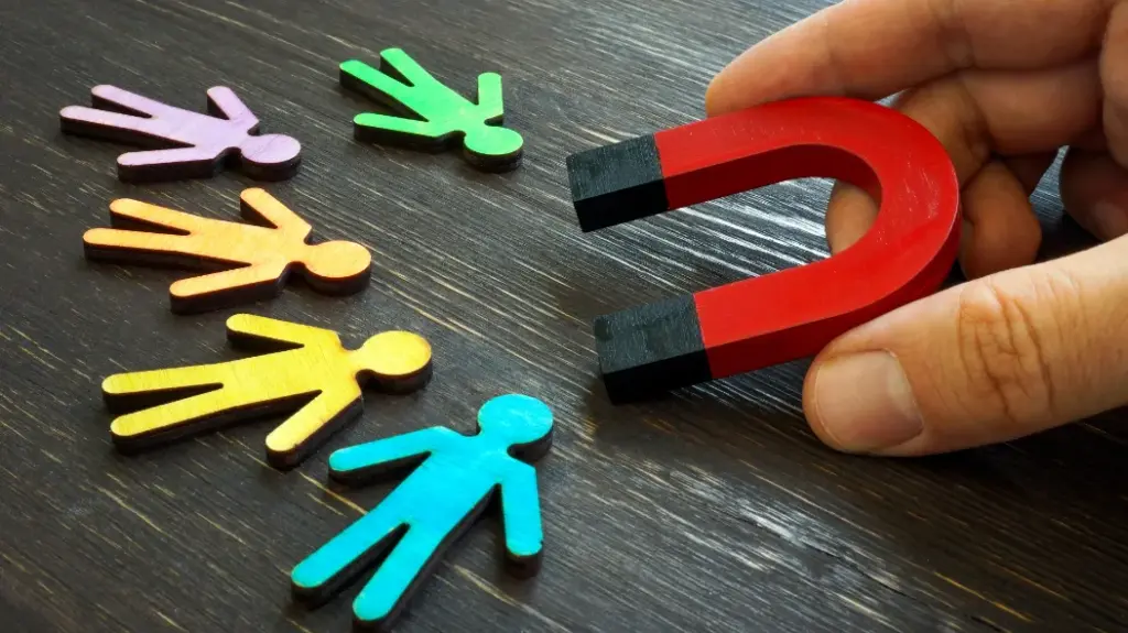 Employés satisfaits travaillant ensemble - rétention du personnel