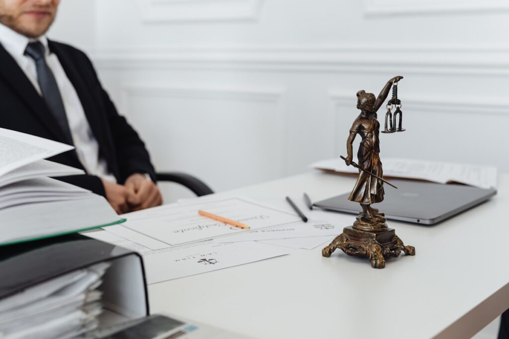 Directrice d'école privée révisant documents conformité RH